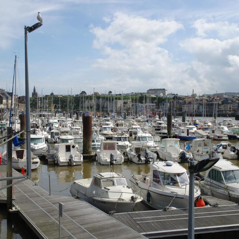 Appartement Quai Ouest, vue entrée port, Stationnement gratuit, Lits faits pour votre arrivée, serviettes de toilettes fournies - Appartement - 19