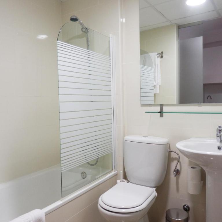 Apartamentos Edificio Constitución - Estudio con balcón (3 adultos) - Calle Adolfo Rodríguez Jurado 8 - 5ª planta - 6