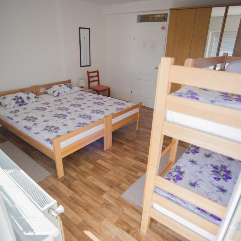 Hostel Larisa - Četvorokrevetna Soba sa Balkonom - 6