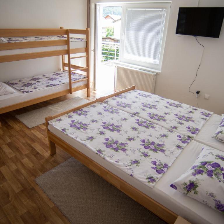 Hostel Larisa - Četvorokrevetna Soba sa Balkonom - 5