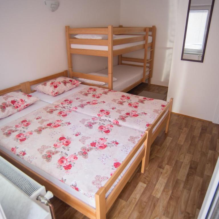 Hostel Larisa - Četvorokrevetna Soba sa Balkonom - 4
