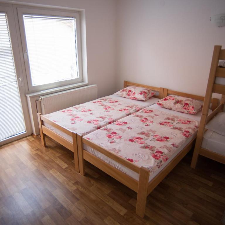 Hostel Larisa - Četvorokrevetna Soba sa Balkonom - 13
