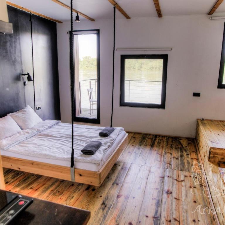 ArkaBarka 2- Floating Dream Rooms and Apartments - King Studio - 9