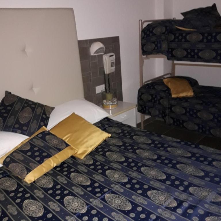 Hotel Venus - Quadruple Room with Balcony - 2