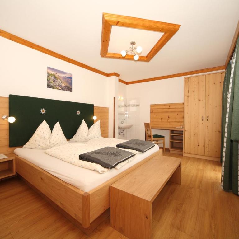 Pension-Greimelbacherhof - Familienzimmer (2 Erwachsene + 2 Kinder) mit Balkon - 5