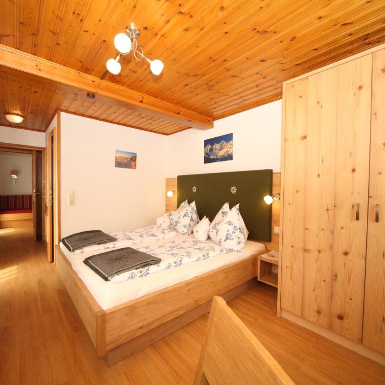 Pension-Greimelbacherhof - Familienzimmer (2 Erwachsene + 2 Kinder) mit Balkon - 4