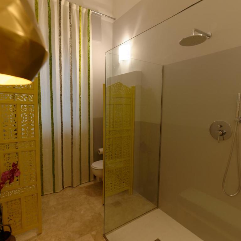 B&B Questa casa non e'un albergo - Family Room with Private Bathroom - 6