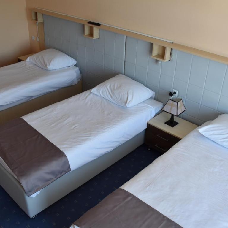 Hotel & Restaurant Great Wall - Airport - Komfor Trokrevetna Soba - 6