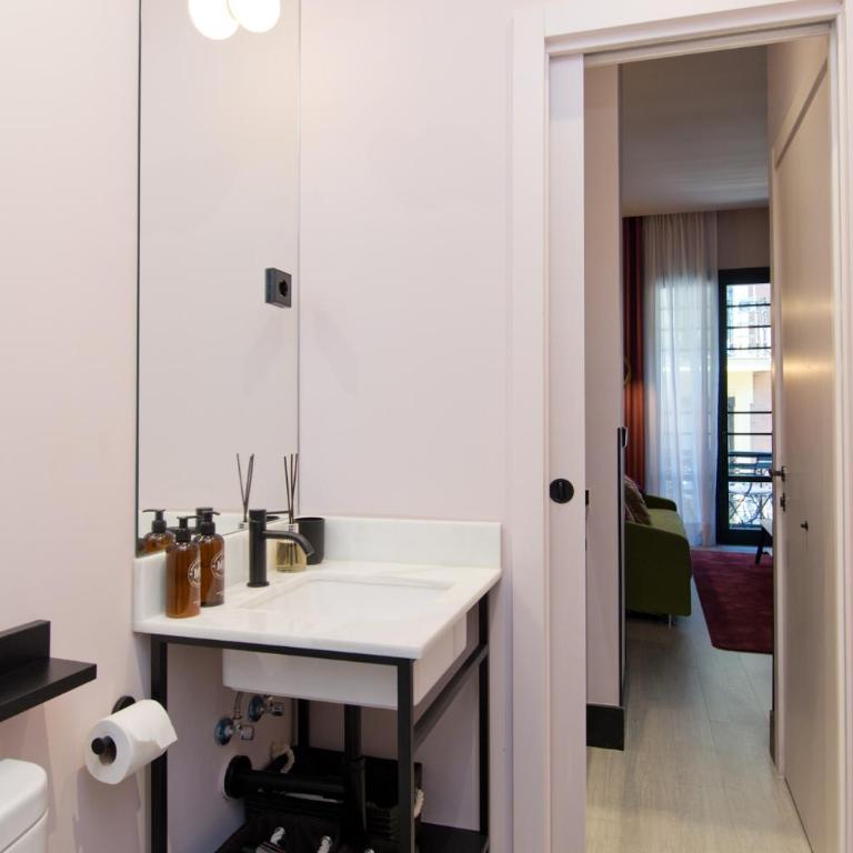 AmazINN Collection Madrid Amor de Dios - Suite with Balcony - 8