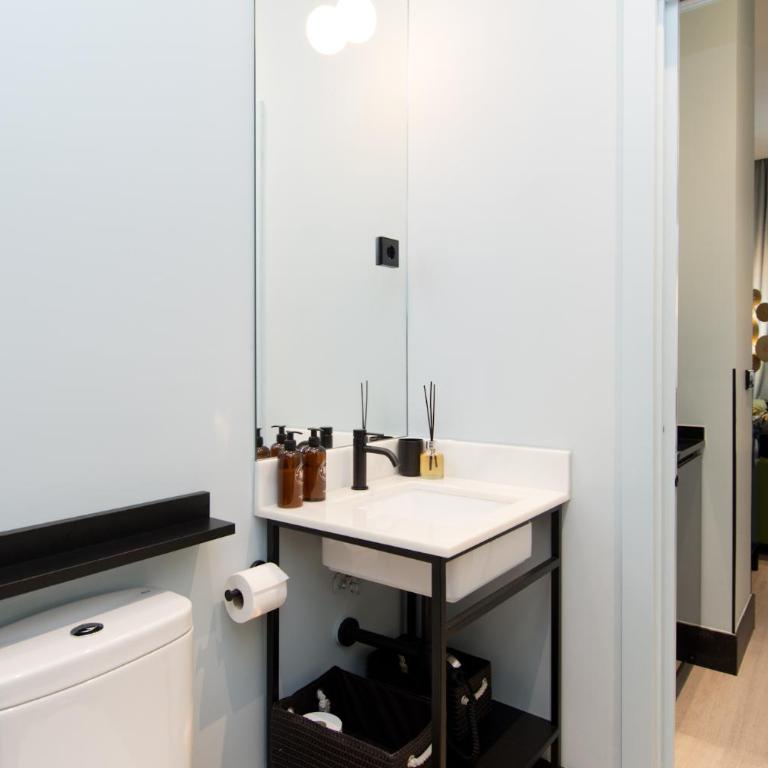 AmazINN Collection Madrid Amor de Dios - Suite with Balcony - 11