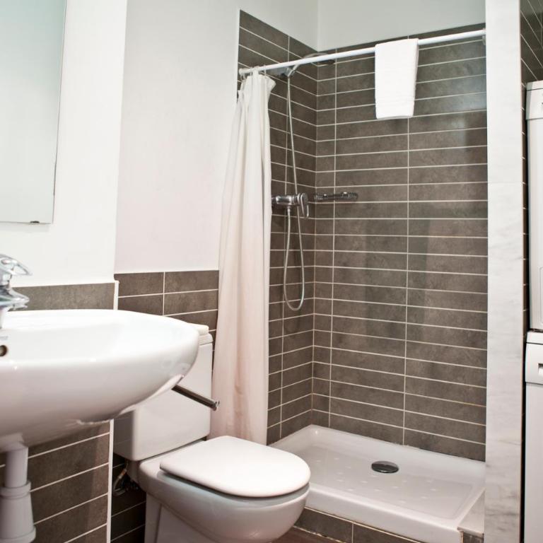 Fewdays Barcelona Apartments - Superior Three-Bedroom Apartment with balcony - Balmes, 8 - 13