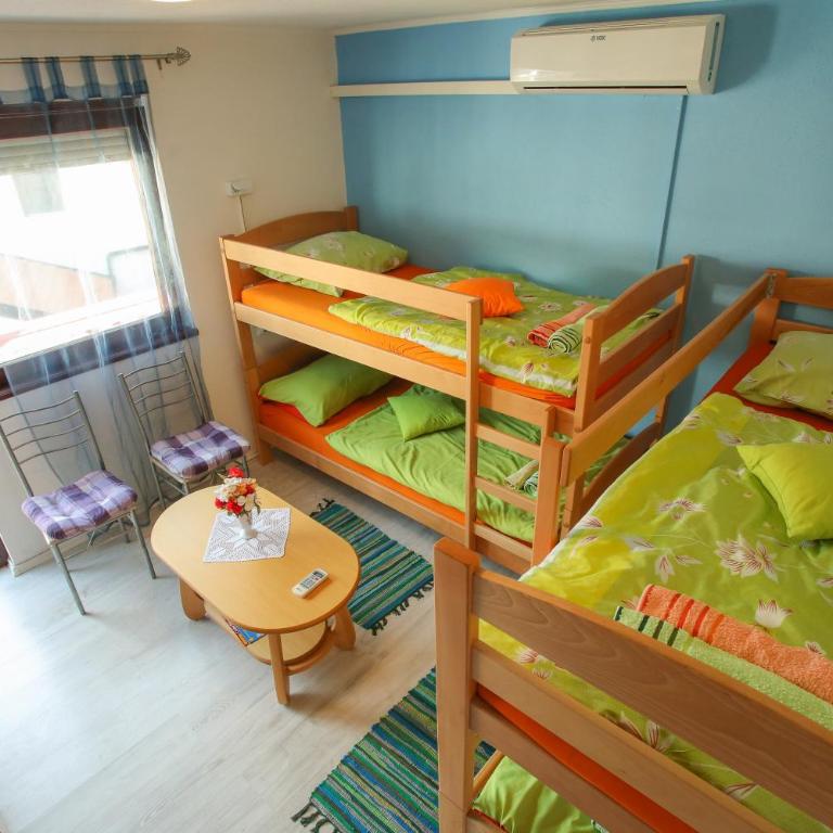 Hostel Adi - Bed in 4-Bed Dormitory Room - 2