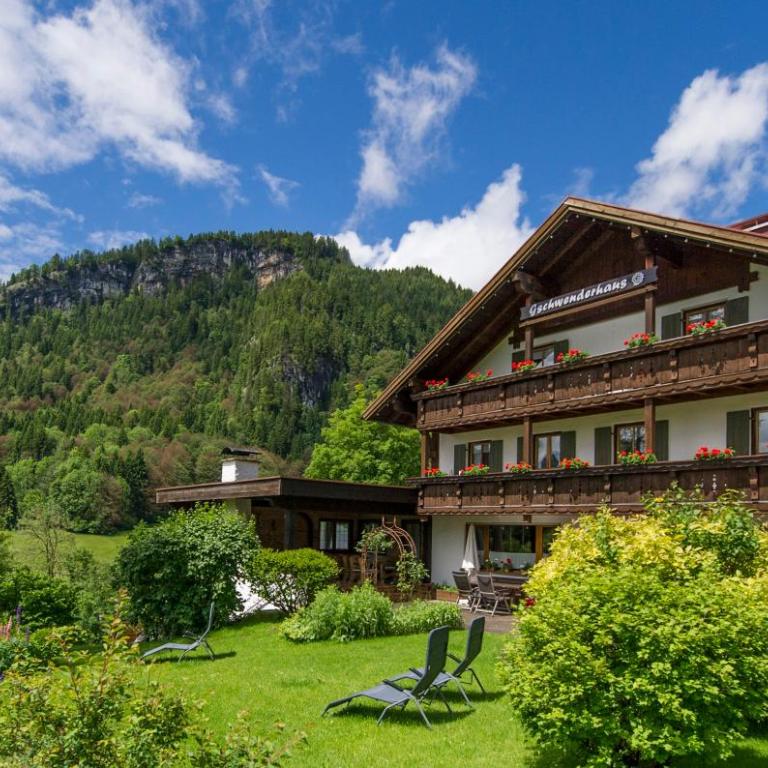 Gschwenderhaus Ferienwohnungen - Apartment mit 2 Schlafzimmern und Balkon - 3