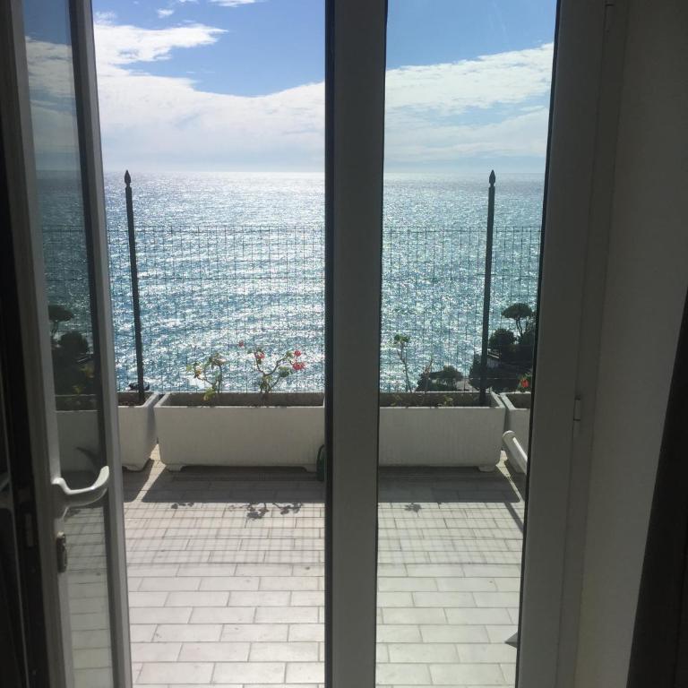Villa Pecunia - Camera Matrimoniale con Balcone e Vista Mare - 2