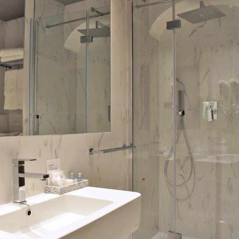 HNN Luxury Suites - Camera Deluxe - 12