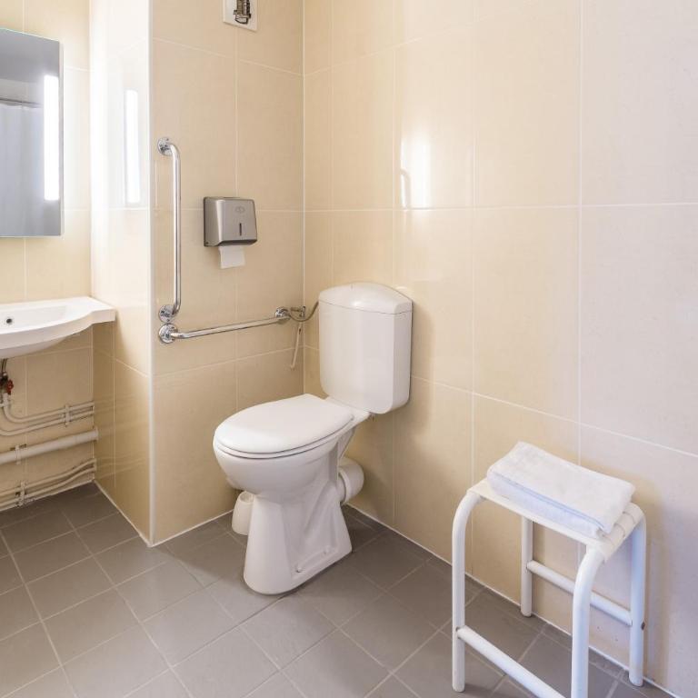 B&B HOTEL Villeneuve Loubet Plage - Chambre Double - Accessible aux Personnes à Mobilité Réduite - 2