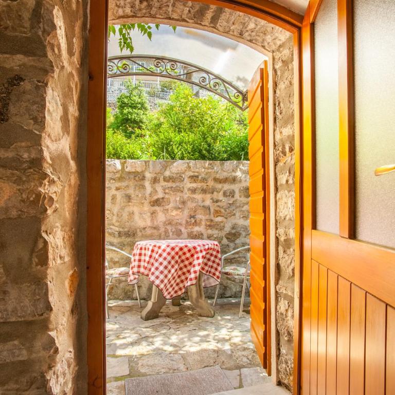 Apartments Villa Serventi - Studio with Patio and Sea View - 16