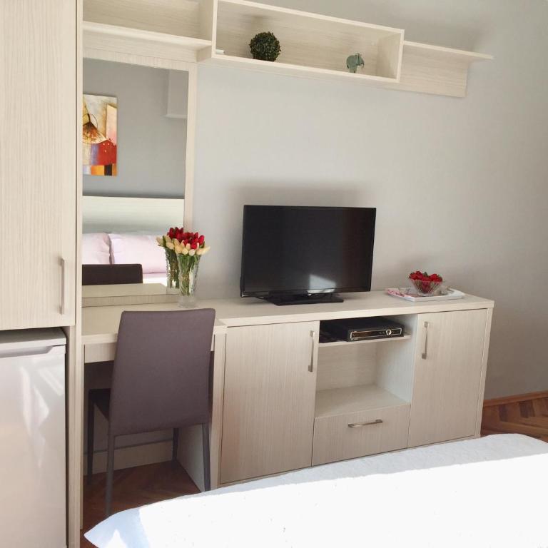 Apartments Lara - Double Room with Balcony and Sea View - 8