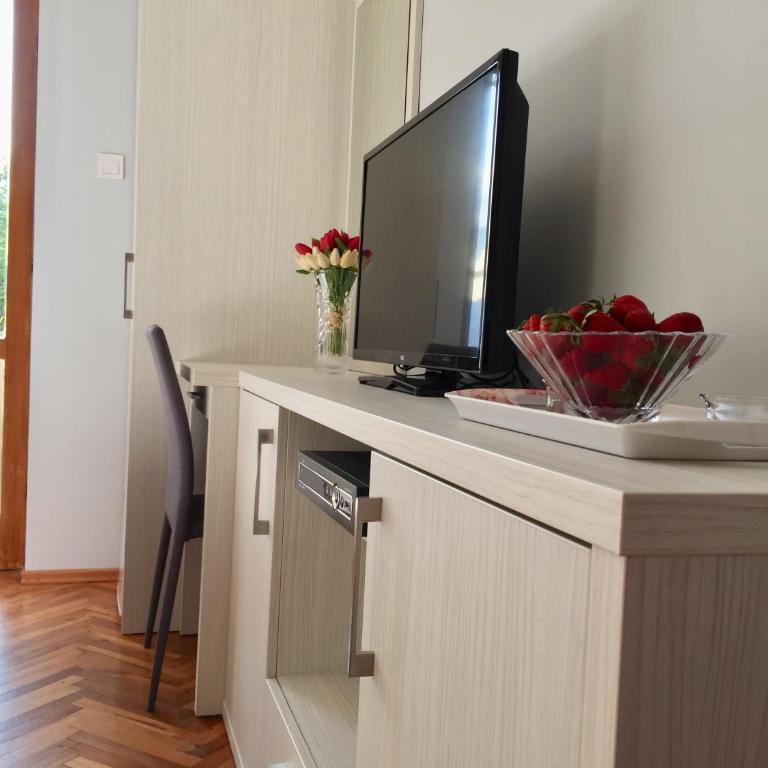 Apartments Lara - Double Room with Balcony and Sea View - 7
