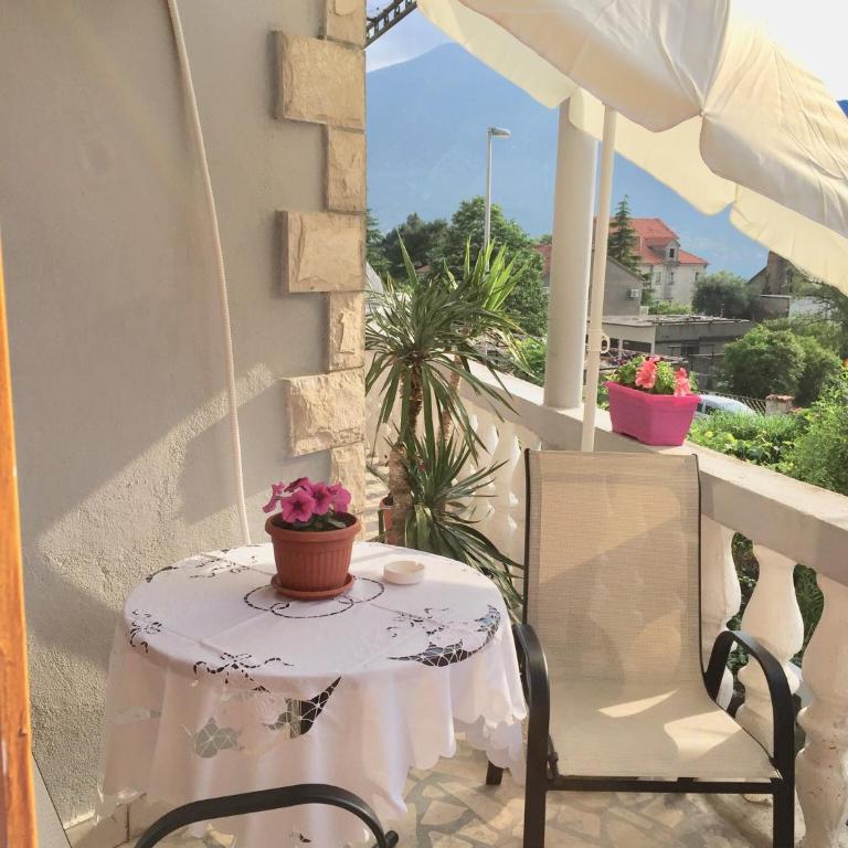 Apartments Lara - Double Room with Balcony and Sea View - 12