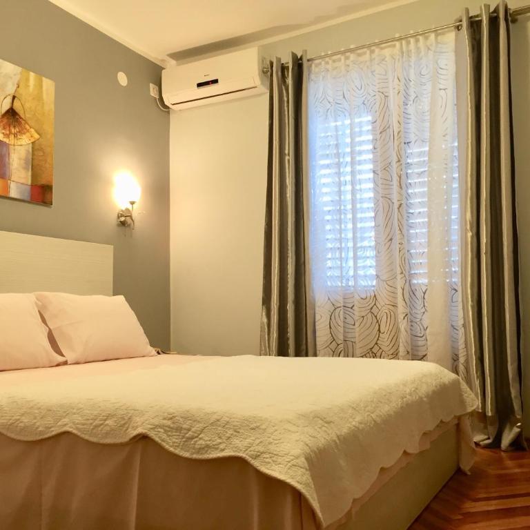 Apartments Lara - Double Room with Balcony and Sea View - 4