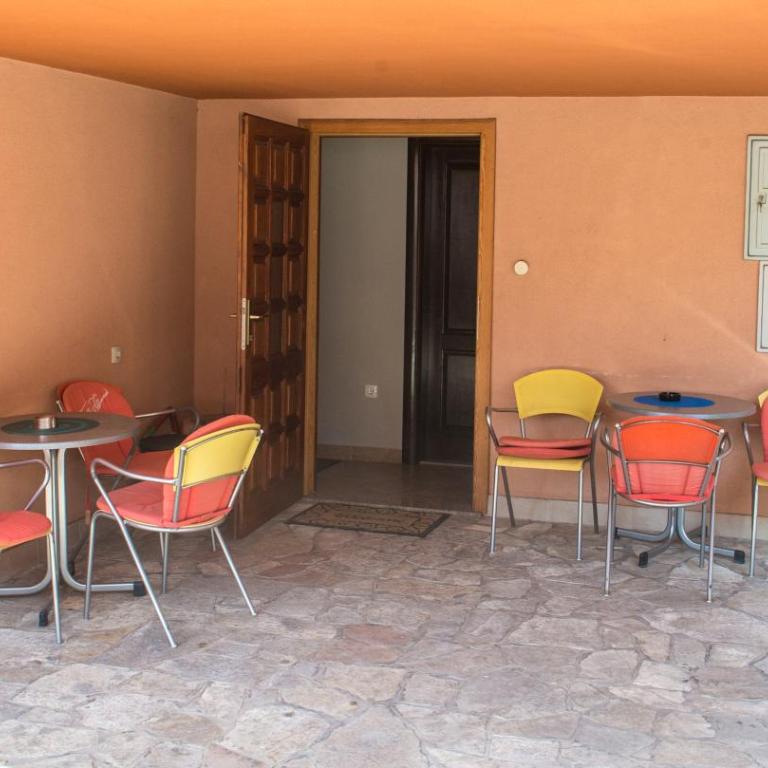 Guesthouse Stari Grad - Twin Room with Shared Bathroom - 10