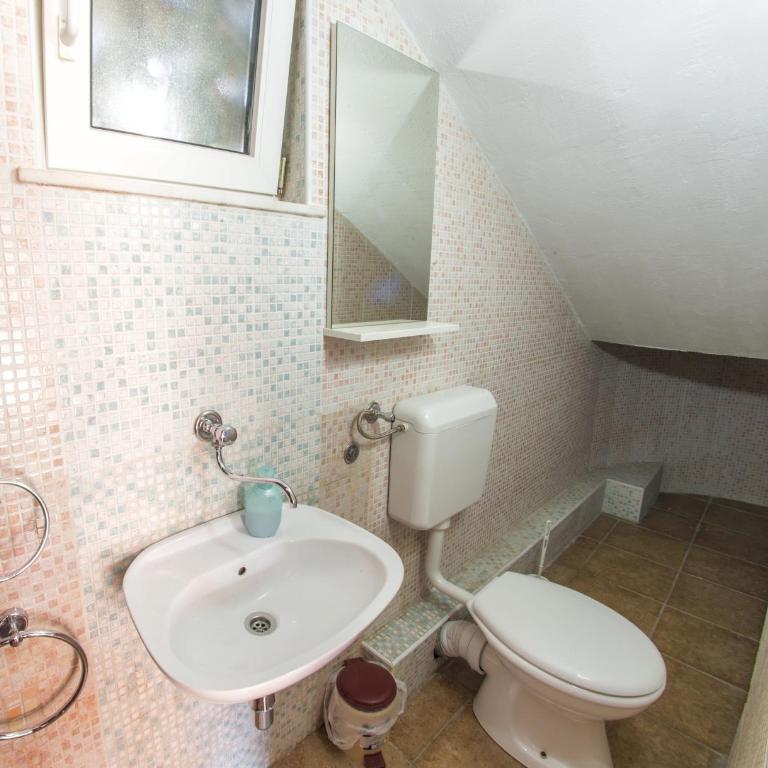 Guesthouse Stari Grad - Quadruple Room - 9