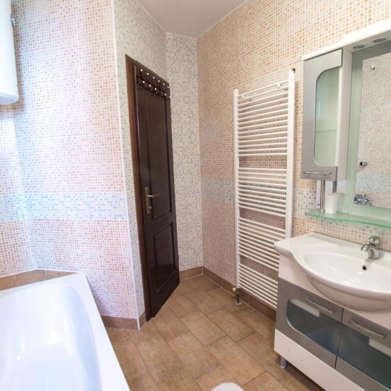 Guesthouse Stari Grad - Twin Room with Shared Bathroom - 6