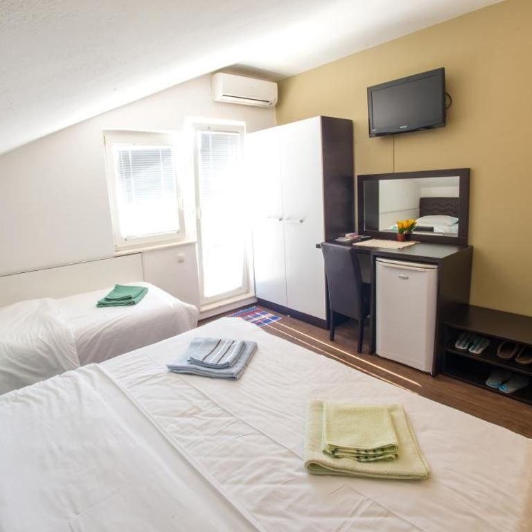 Guesthouse Stari Grad - Triple Room with Shared Bathroom - 2