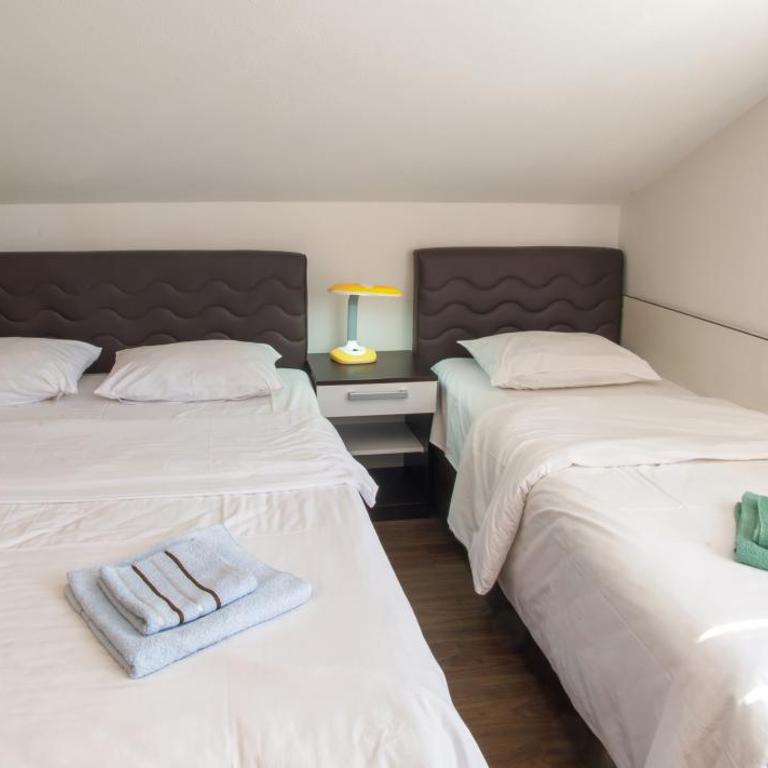 Guesthouse Stari Grad - Triple Room with Shared Bathroom - 9