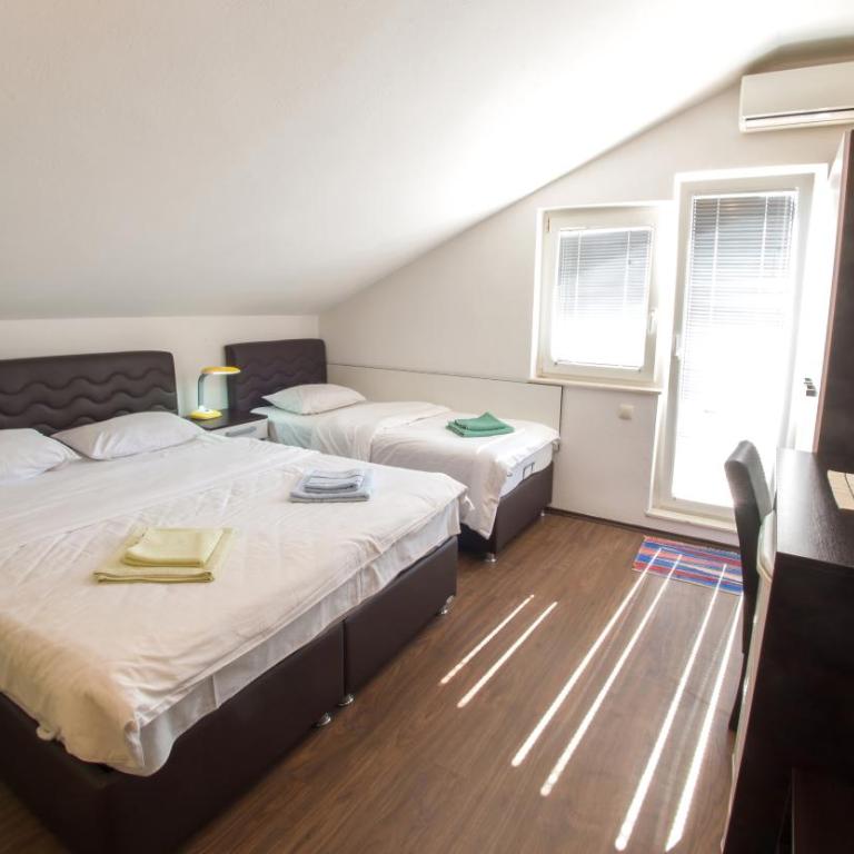 Guesthouse Stari Grad - Triple Room with Shared Bathroom - 1