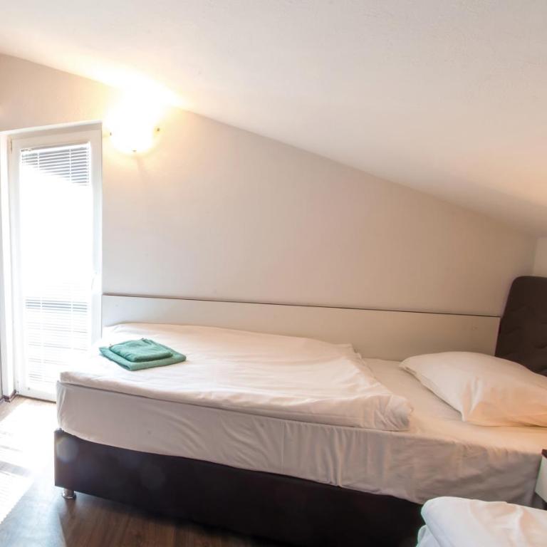 Guesthouse Stari Grad - Twin Room with Shared Bathroom - 8