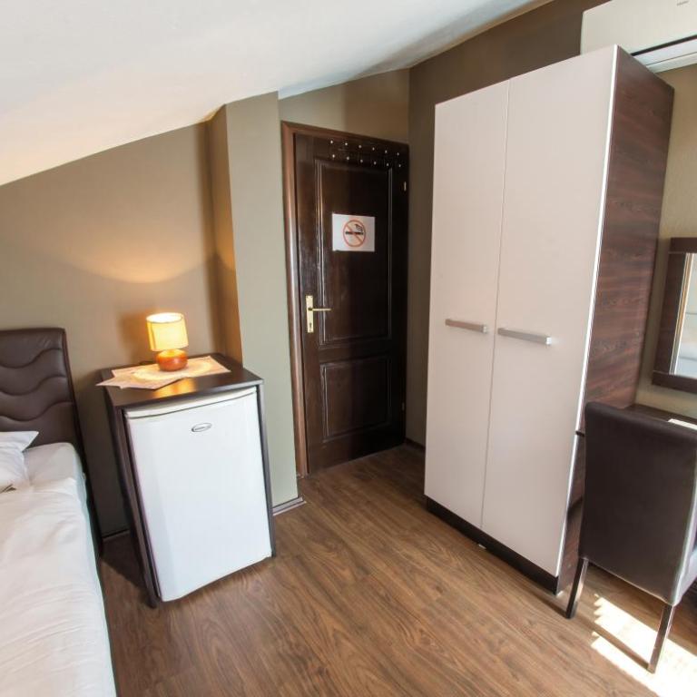 Guesthouse Stari Grad - Twin Room with Shared Bathroom - 3