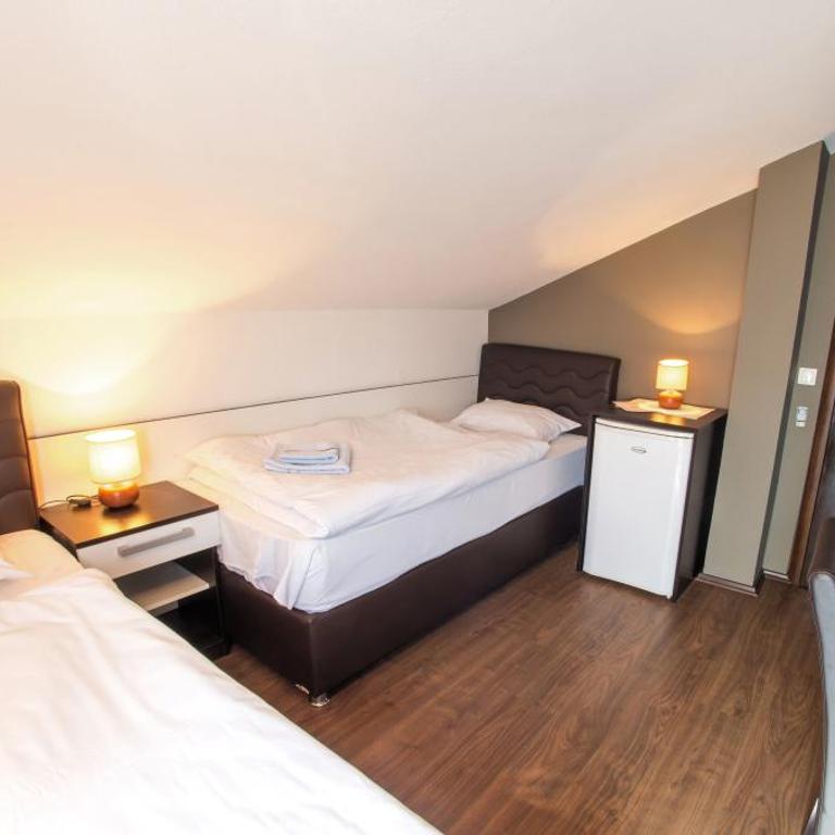 Guesthouse Stari Grad - Twin Room with Shared Bathroom - 2