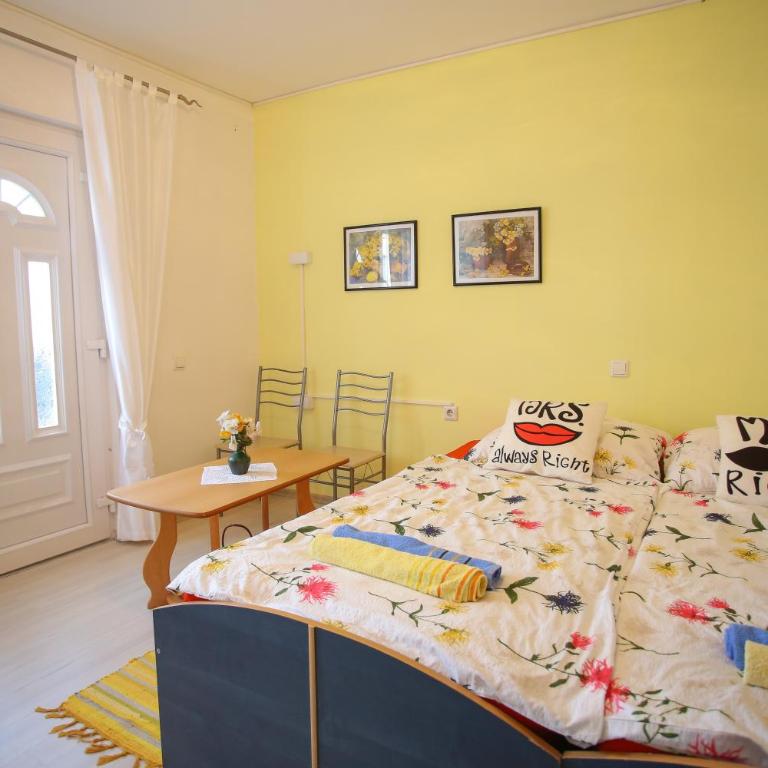 Hostel Adi - Studio Apartment with Balcony - 2