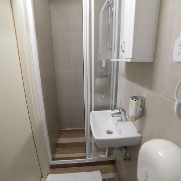 Garni House 46 Plus - Standardna Trokrevetna Soba - 3