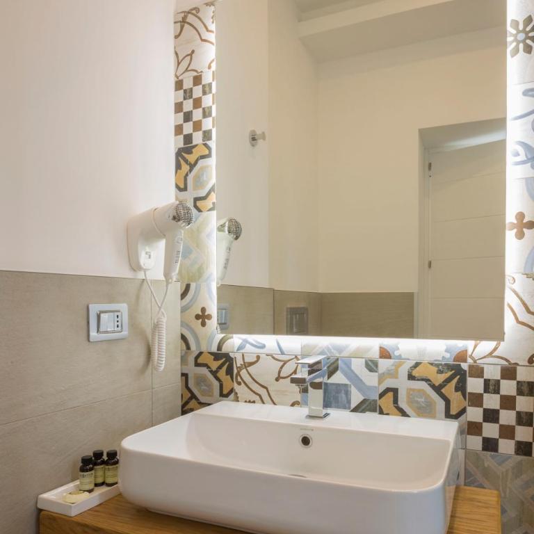 Townhouse Tropea - Camera Matrimoniale Deluxe con Balcone - 14