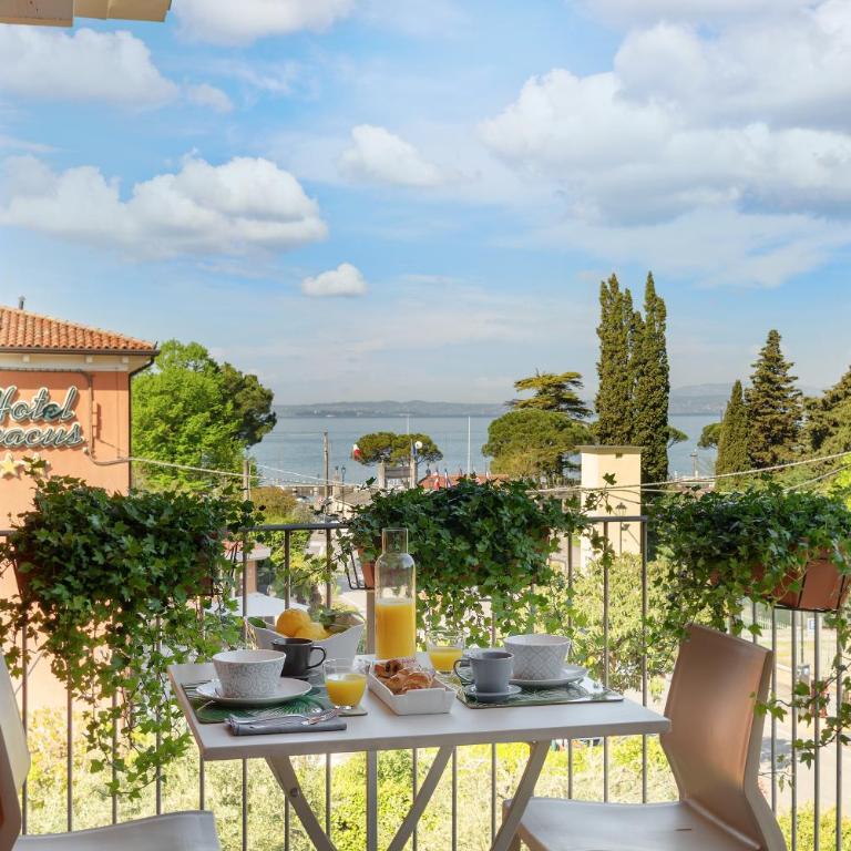 Vialeromadodici Rooms & Apartments - Monolocale con Vista Lago - 2