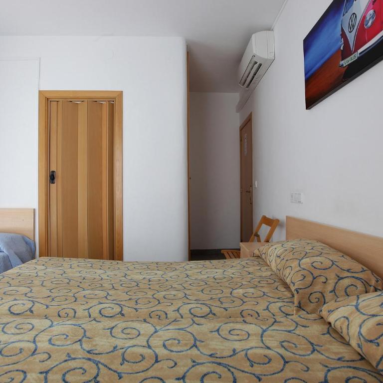 Hostal L'Alba - Habitación Triple con balcón - 14