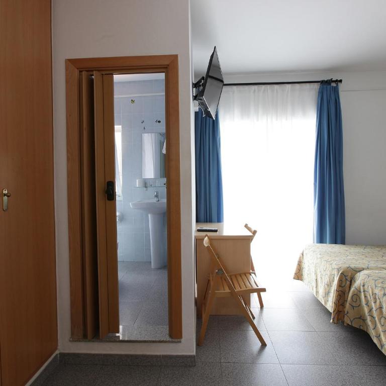 Hostal L'Alba - Habitación Triple con balcón - 20