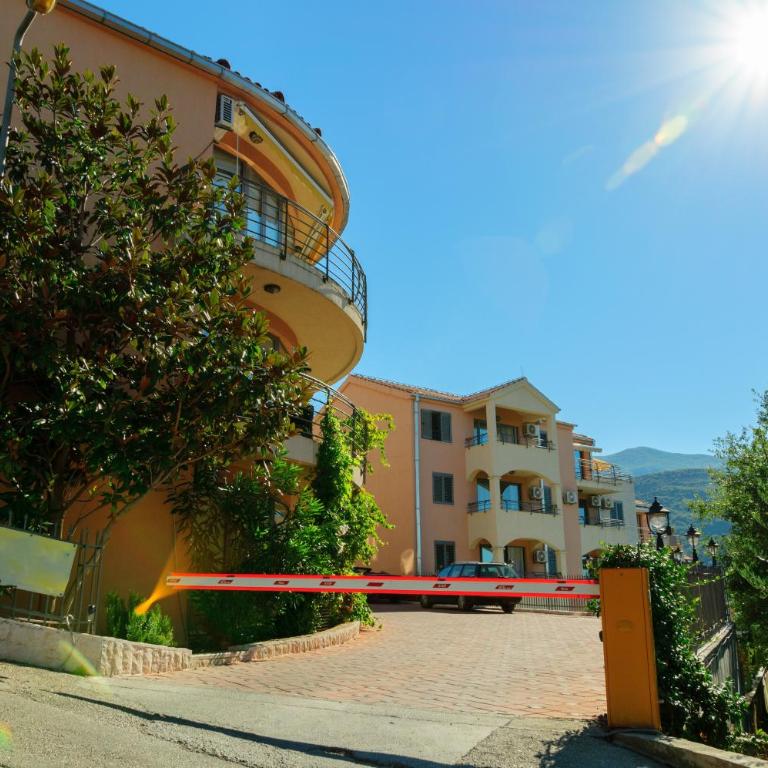 Apartment with pool - Two-Bedroom Apartment with Terrace - 16