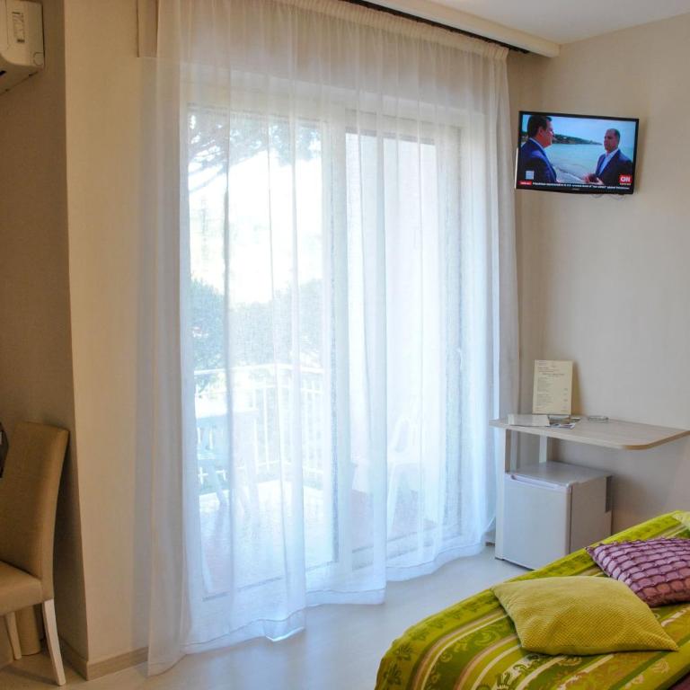Hotel Villa Fiorita - Quadruple Room with Balcony and Sea View - 2