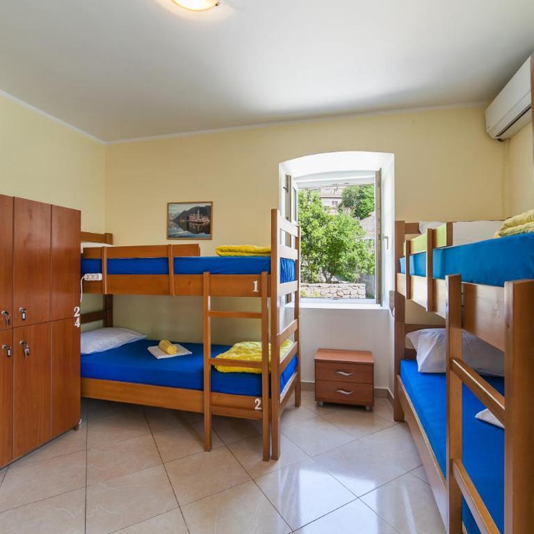 Montenegro Hostel 4U - Single Bed in 4-Bed Dormitory Room - 4