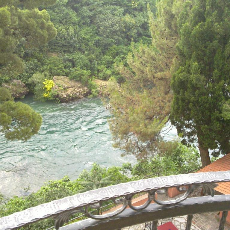 Villa Park - Double Room with Balcony and River View - 2