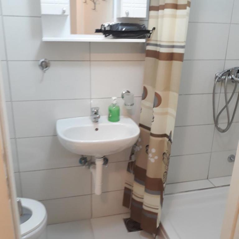 Hostel Corner 021 - Dvokrevetna Soba sa Bračnim Krevetom i Sopstvenim Kupatilom - 4