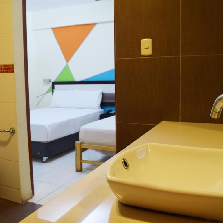 Hotel Colors Canada - Twin Room - 2