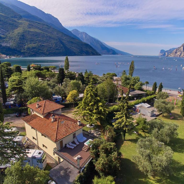 Villa Torbole - Camera Deluxe Matrimoniale/Doppia con Letti Singoli con Vista Lago - 1