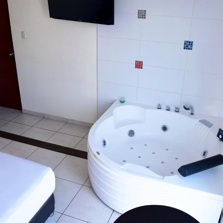 Hotel Colors Canada - Double Room with Spa Bath - 4