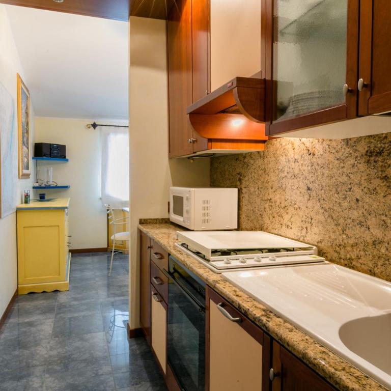 Sirmio Apartments - Primavera Stay - Top Floor Apartment with Terrace and Lake View - 7