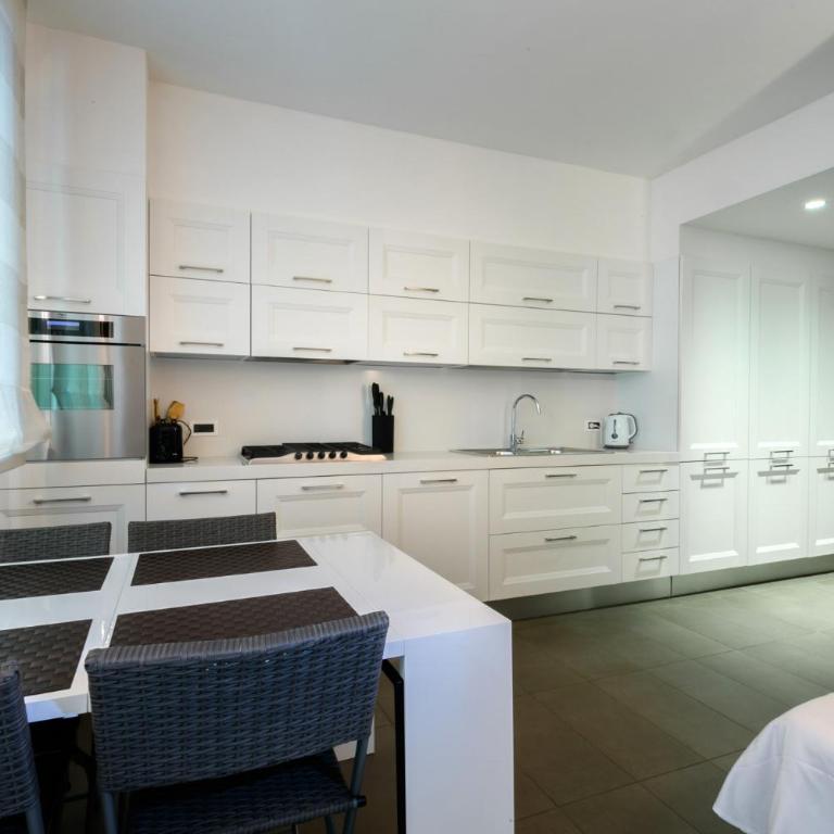 Sirmio Apartments - Primavera Stay - Deluxe Apartment with Garden and Lake View - 7